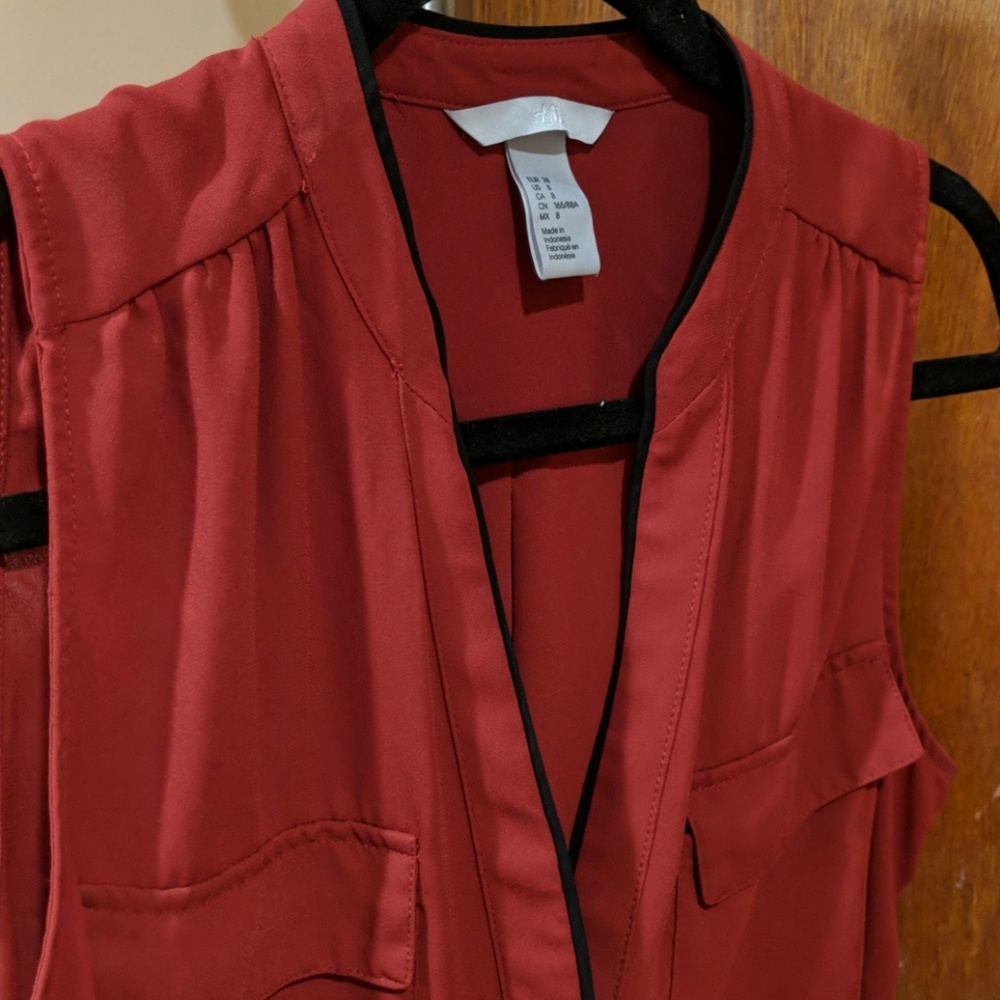 Red sleeveless button down - Picture 2 of 3